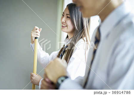 教室を掃除する学生 36914786