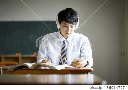 教室で勉強をする学生 36914797