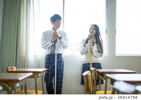 教室を掃除する学生 36914798