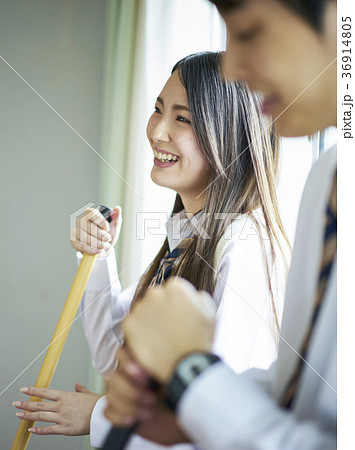 教室を掃除する学生 教室を掃除する学生 36914805
