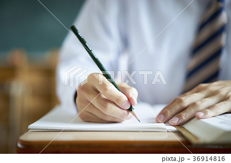 教室で勉強をする学生 36914816