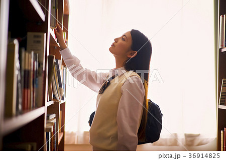 図書館にいる学生 36914825