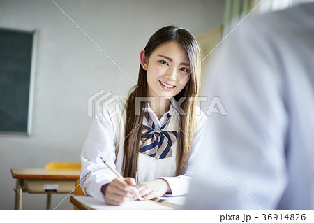 教室で勉強をする学生 36914826