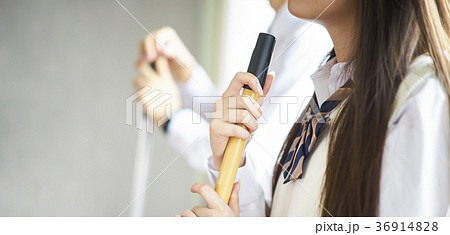 教室を掃除する学生の写真素材