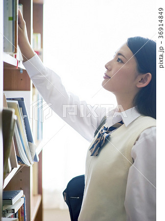 図書館にいる学生 36914849