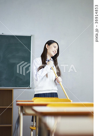 教室を掃除する学生 教室を掃除する学生 36914853