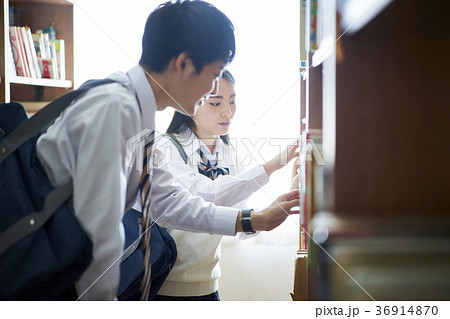 図書館にいる学生 36914870