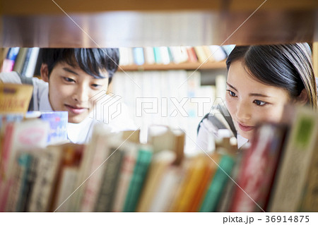 図書館にいる学生 図書館にいる学生 36914875