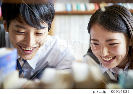 図書館にいる学生 36914882