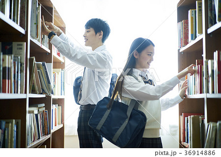 図書館にいる学生 36914886