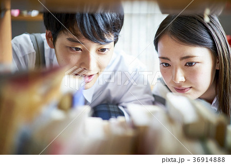 図書館にいる学生 図書館にいる学生 36914888