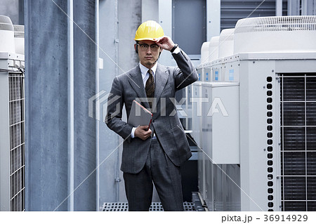 ヘルメットをかぶったビジネスマン 36914929