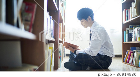 図書館にいる学生 図書館にいる学生 36914930