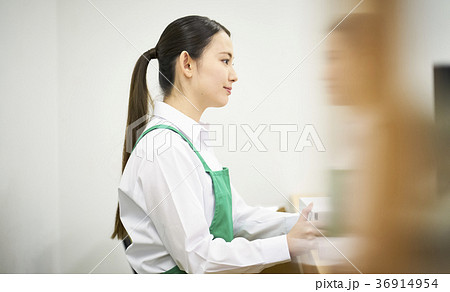 働く図書館司書 働く図書館司書 36914954