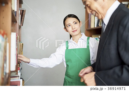 働く図書館司書 働く図書館司書 36914971