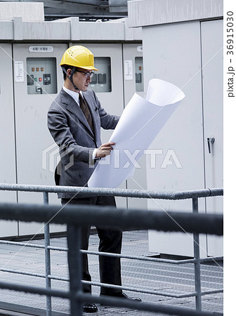 ヘルメットをかぶったビジネスマン ヘルメットをかぶったビジネスマン 36915030