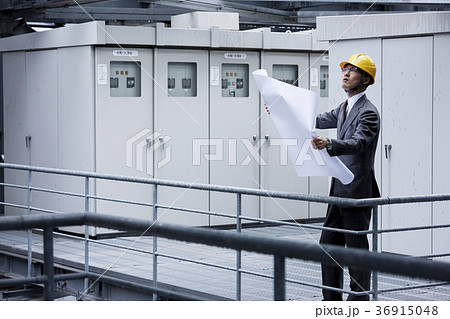 ヘルメットをかぶったビジネスマン 36915048