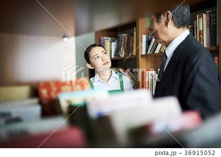 働く図書館司書 働く図書館司書 36915052