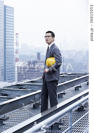 屋上に立つビジネスマン 36915053