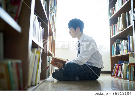 図書館にいる学生 図書館にいる学生 36915104