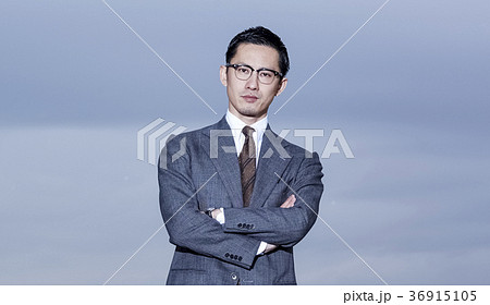 屋上に立つビジネスマン 36915105