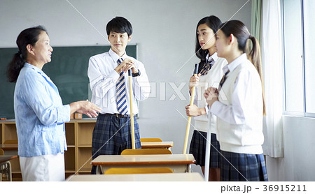 教室を掃除する学生 36915211