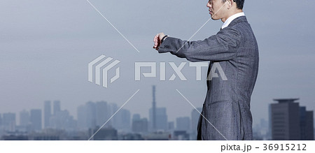 屋上に立つビジネスマン 36915212