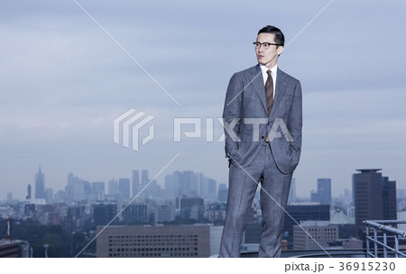 屋上に立つビジネスマン 36915230