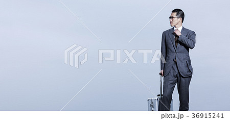 屋上に立つビジネスマン 36915241