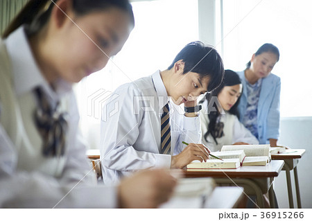 教室で勉強をする学生 36915266