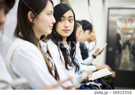 電車通学をする学生 電車通学をする学生 36915356