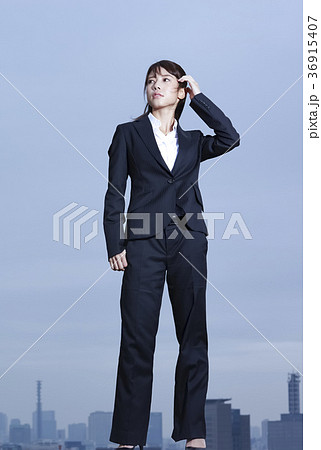 屋上に立つビジネスウーマン 36915407