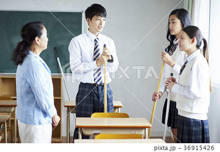 教室を掃除する学生 教室を掃除する学生 36915426