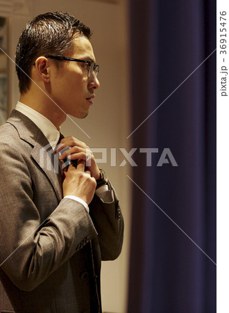 紳士服の店にいる男性 36915476