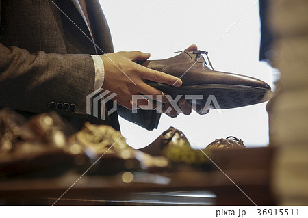 紳士服の店にいる男性 紳士服の店にいる男性 36915511