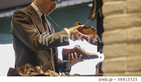 紳士服の店にいる男性 紳士服の店にいる男性 36915525