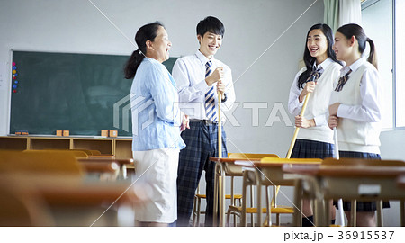 教室を掃除する学生 36915537