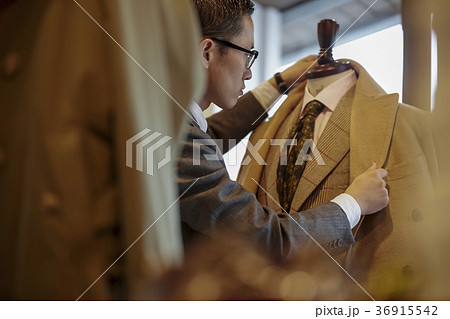 屋上に立つビジネスマン 36915542