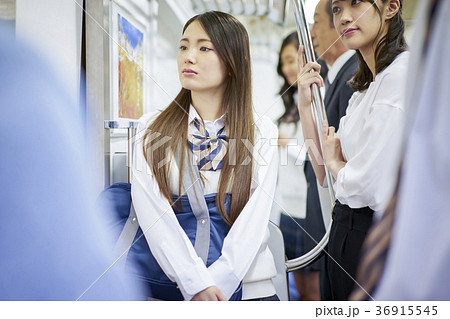 電車通学をする学生 36915545