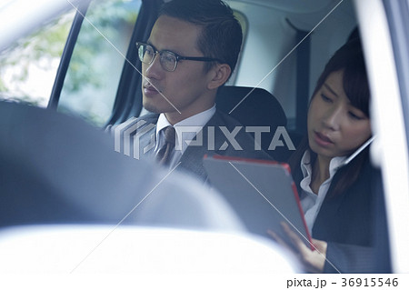 屋上に立つビジネスマン 36915546