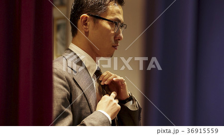 屋上に立つビジネスマン 36915559