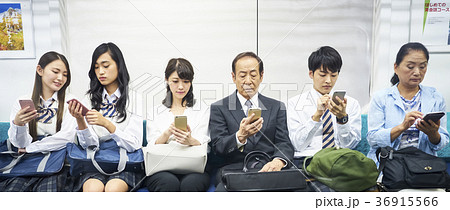 電車の乗客 36915566