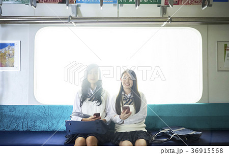 電車通学をする学生 電車通学をする学生 36915568