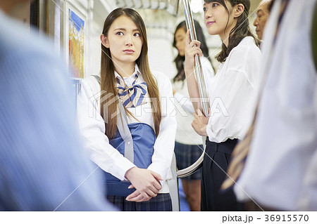 電車通学をする学生 36915570