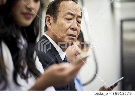 電車の乗客 マナー 電車の乗客 マナー 36915579