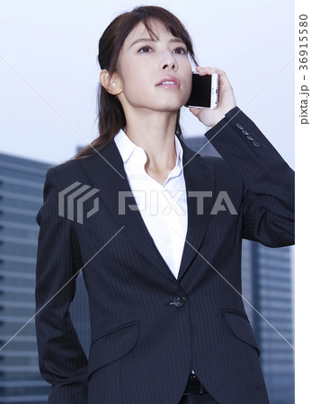 電話をかけるビジネスウーマン 36915580