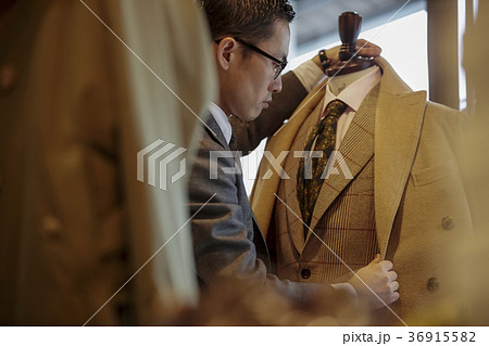 紳士服の店にいる男性 36915582