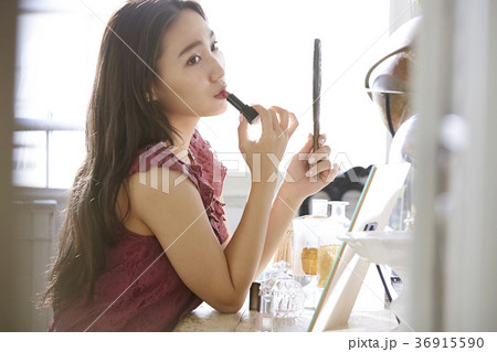 メイクアップをする女性 36915590