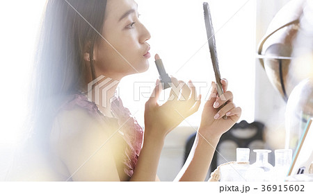 メイクアップをする女性 メイクアップをする女性 36915602