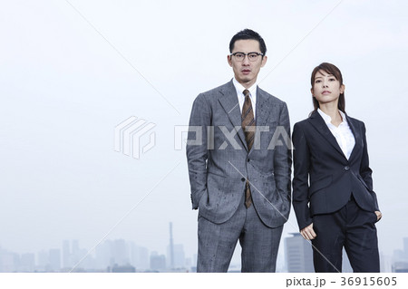 屋上に立つビジネスマンとビジネスウーマン 36915605